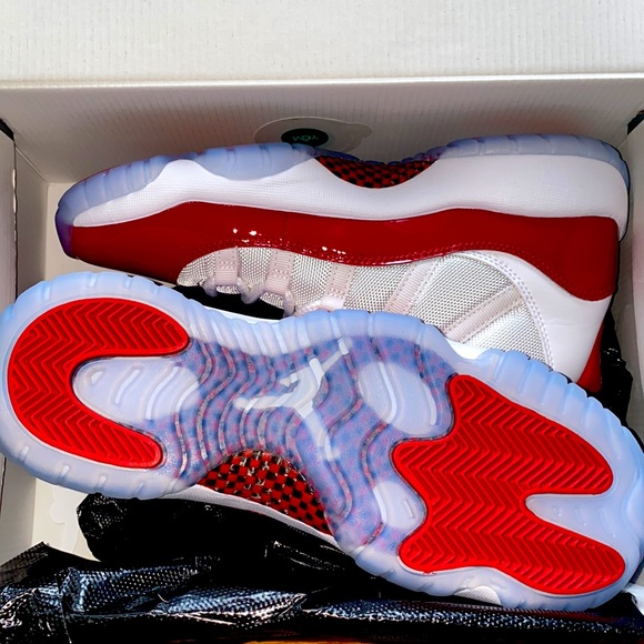 Jordon 11 Retro (Cherry 2022) - Picture 2 of 4